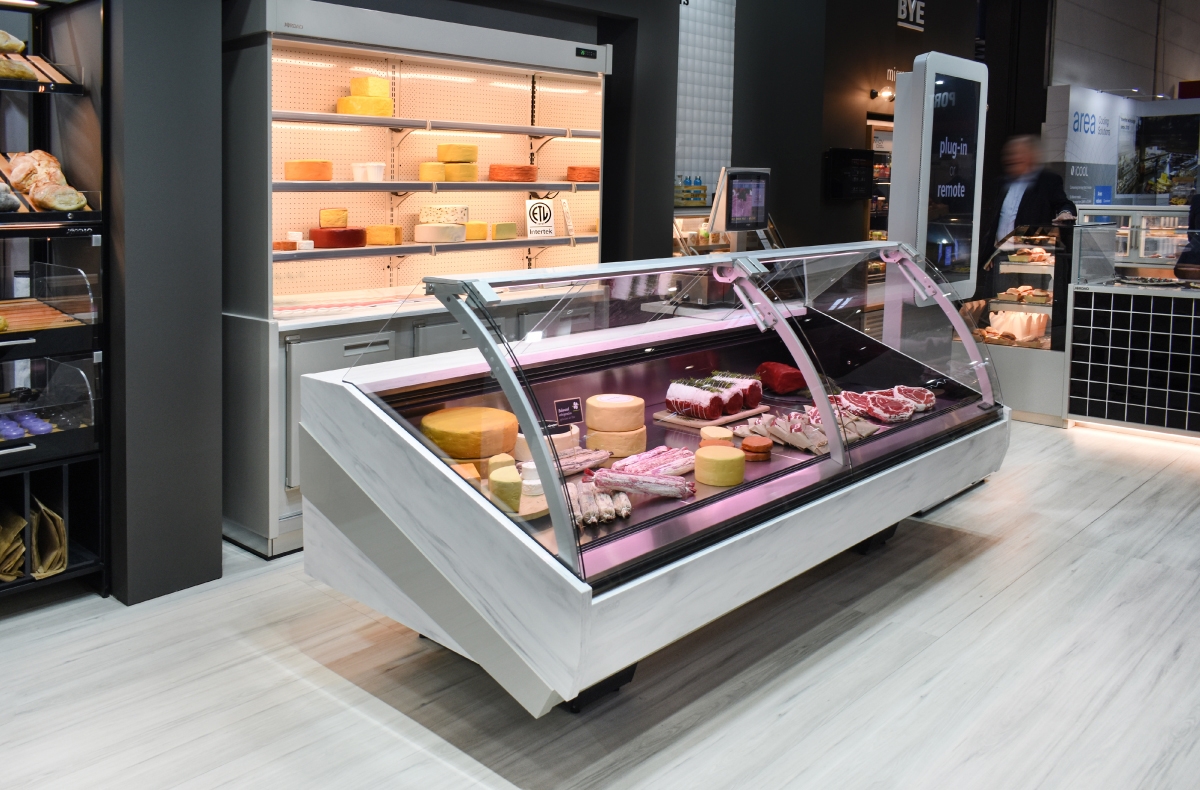 Nova vitrina para talho & charcutaria COLUMBUS e retro-mural | New butchery and churcuterie COLUMBUS serve-over counters and rear service cabinet.