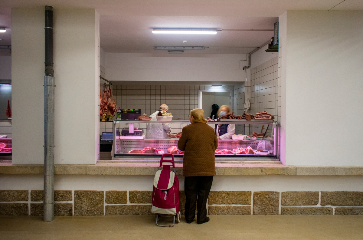 Vitrinas refrigeradas para talho DAISY | Butcher with DAISY chilled display counters | Butcherie avec vitrines réfrigérée DAISY.