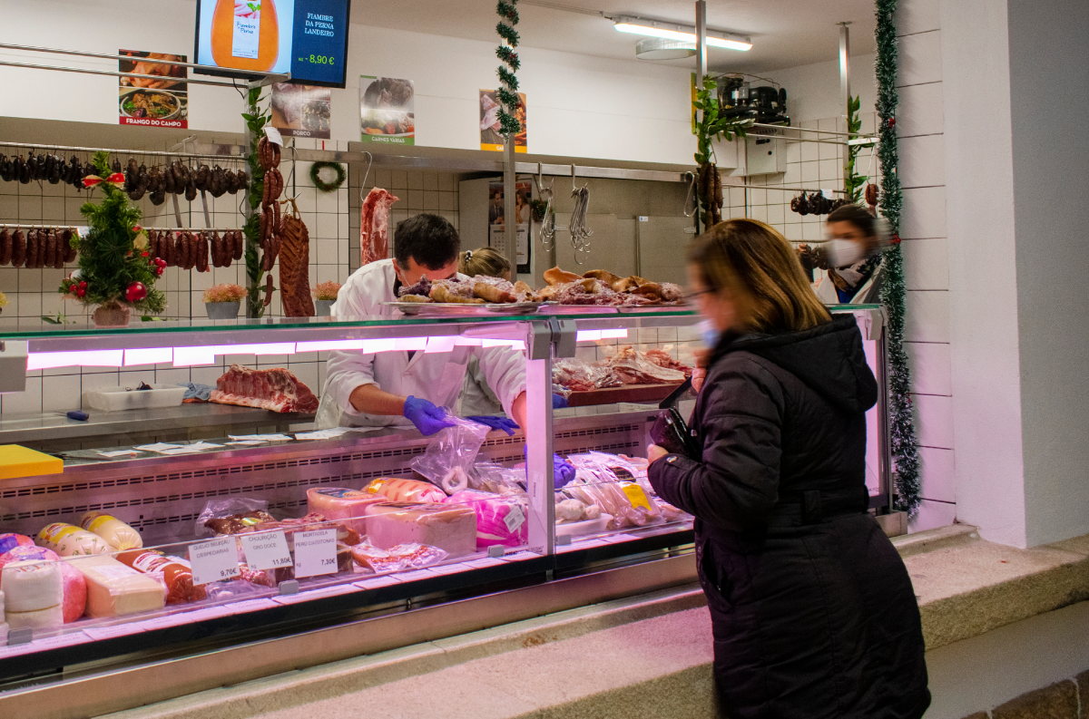 Vitrinas refrigeradas para talho DAISY | Butcher with DAISY chilled display counters | Butcherie avec vitrines réfrigérée DAISY.