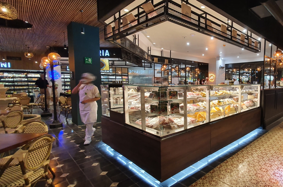 Linha de vitrinas DAISY na seção de queijos | DAISY display cases at the cheese section.