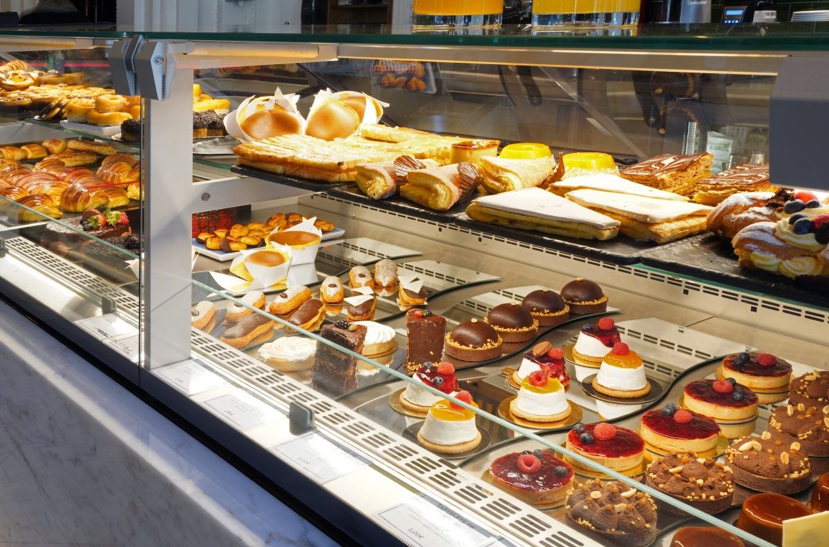 Vitrina refrigerada DAISY da JORDÃO para bolos e pastelaria. JORDAO's DAISY chilled display case with pastry products.