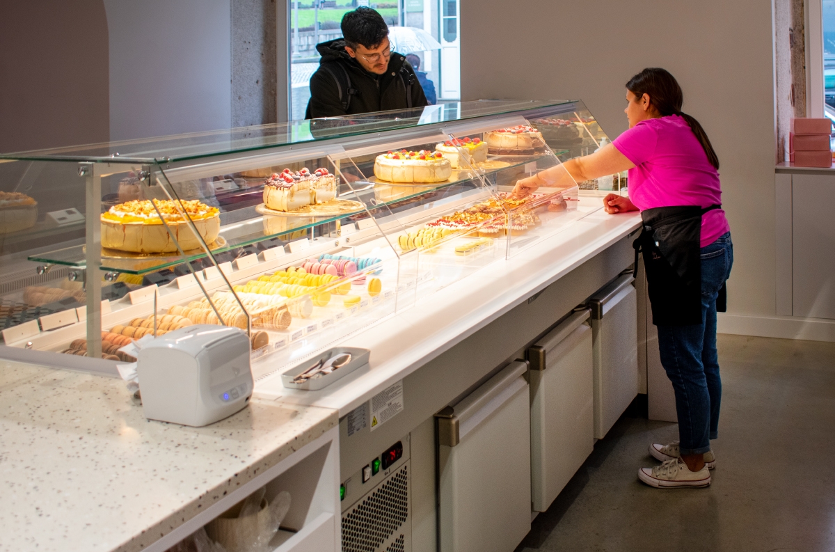 Service area with refrigerated reserve for JORDAO MINIMAL display cabinets. | 